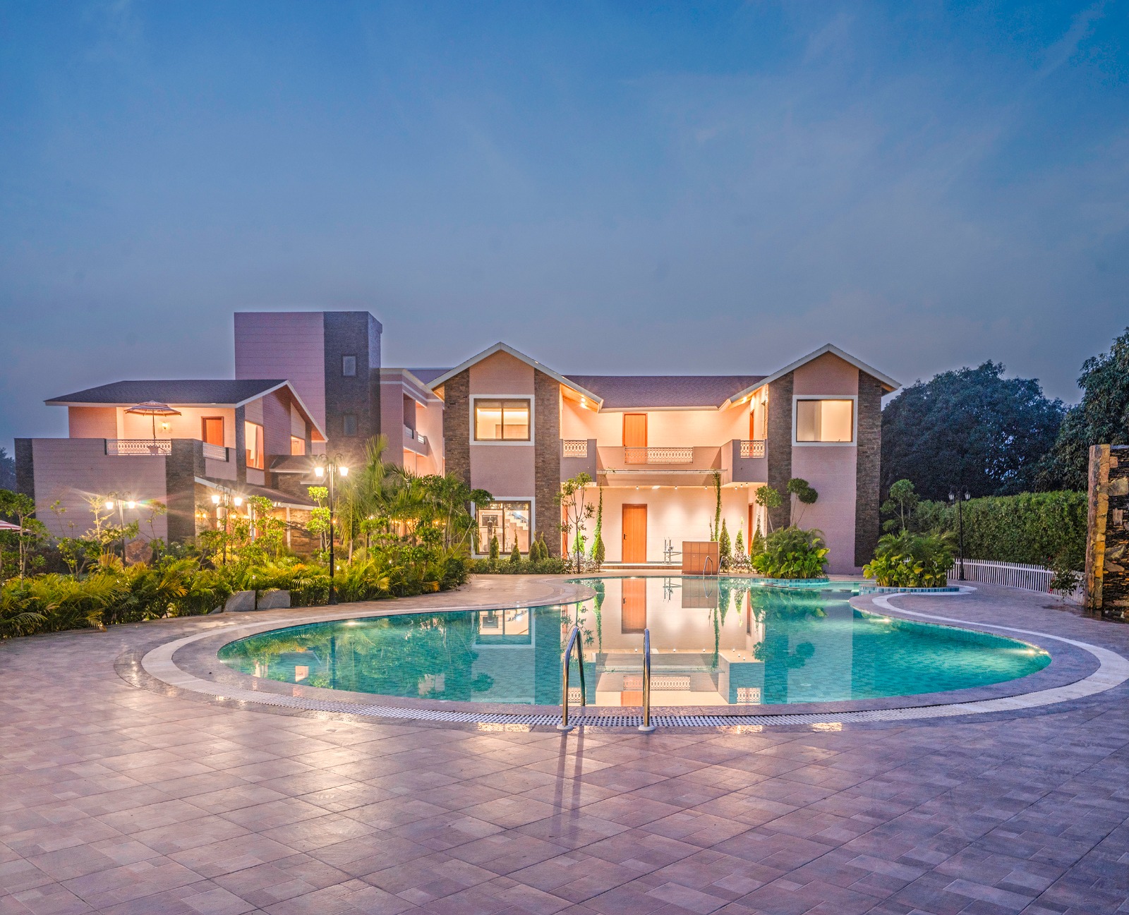 Elephant Empire - Hotel Block Image 4